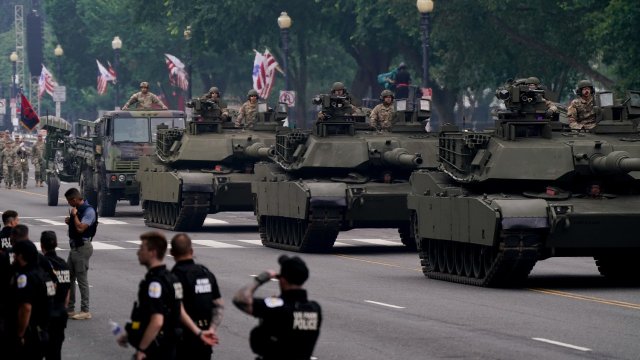США продемонстрировали военную силу на фоне массовых протестов против Дональда Трампа