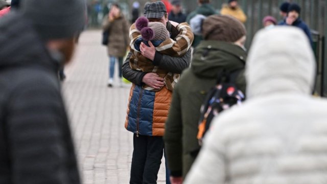 EC расширяет защиту украинских беженцев и готовит переход, чтобы вернуть их домой