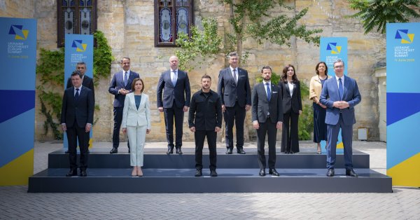 Желиазков: Давайте не будем позволять России навязывать темное советское будущее на Украину