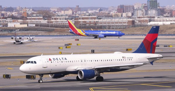 Уходящий самолет Delta чуть не попал в посадку перед ним на Aeroméxico