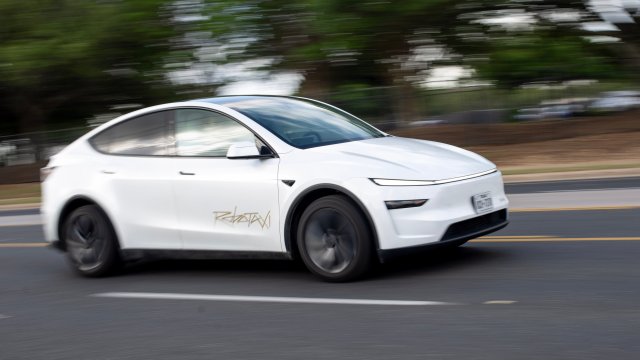 Затемненные перспективы вокруг Tesla Test Musk Focus на роботакс