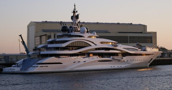 Sea Lady Lady Superhochta, длиной 41 метра, загорелась в видео Сен -Топес