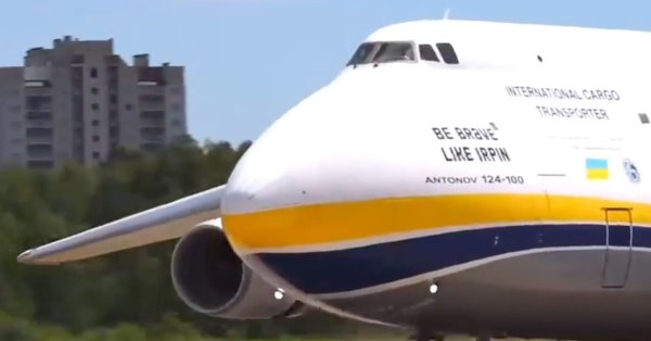 Легендарный Антоновый Ан-124 пролетает по Украине.