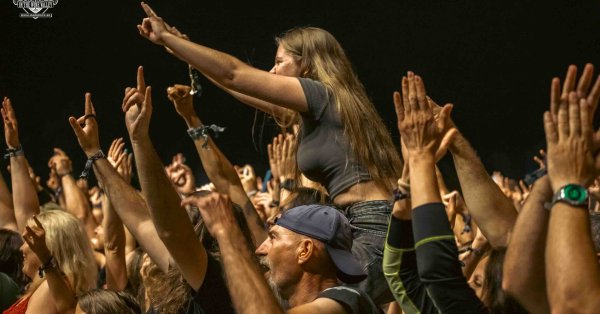 Более 50 000 поклонников стекались в Midalidare Rock, и завтра будут запущены билеты на 2026 год.