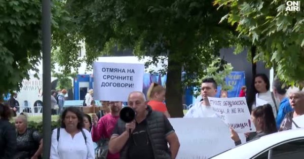 Протест под окнами Терзиева из -за муниципального жилья