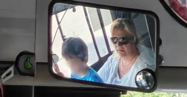 Женщина едет пассажиров в троллейбусе в Софии с ребенком на коленях