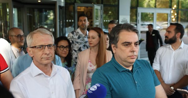 PP запрашивает голосование без уверенности, предложите три темы DB