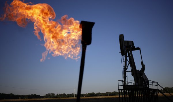 Нефть стабилизируется после намеков на новые санкции США в отношении России