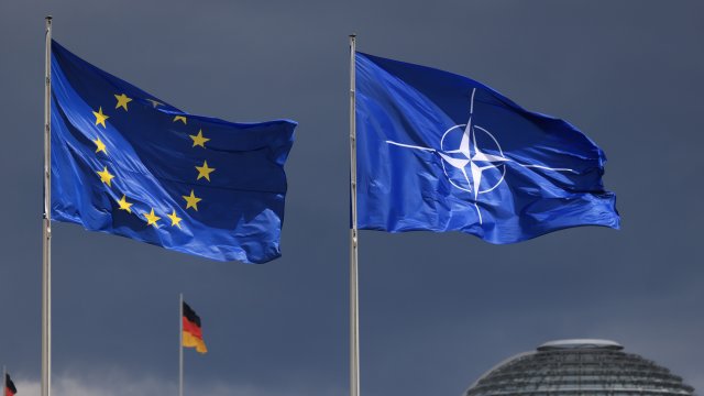 Повторная одежда может увеличить рост в Европе, но не с высоким долгами и импортом оружия