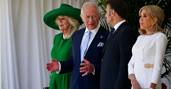 Макрон во время трехдневного визита в Великобританию, король приветствовал его
