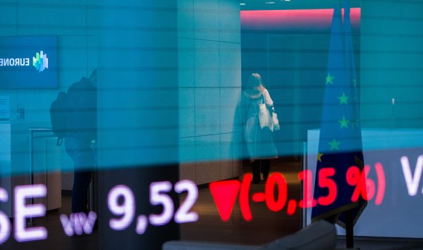 Азиатские акции дешевле, и инвесторы сосредоточены на данных США
