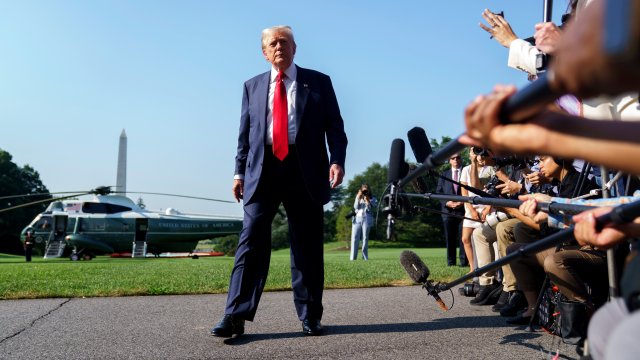 Рассказы Трампа не отвлекают досье Эпштейна