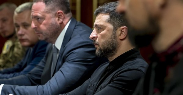 Зеленски должен спасти свое собственное президентство