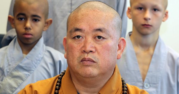 Деньги, секс и монах: скандал вокруг главного аббата Шаолина