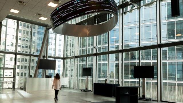 FTSE 100 закончил день рекордного пика, хотя STOXX 600 начал неделю красного