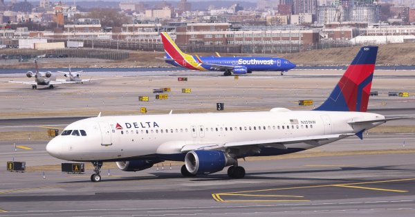 Boeing 767-400 Пламя самолета во время взлета видео