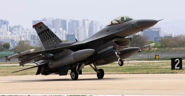 F-16 в США оказался в ловушке самолета на поле для гольфа Трампа