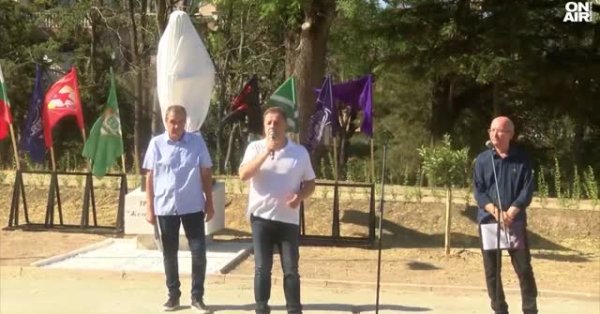 Они установили памятник Трифона Иванов в его родном Велико Тернво
