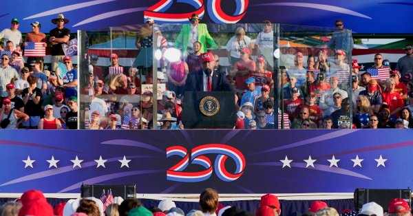 Трамп празднует принятие Большого прекрасного законопроекта на America250 Picture Rally