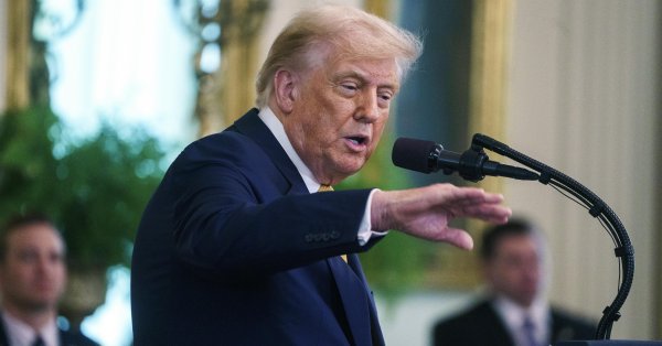 Трамп снова скрывает синяки на его руке, Белый дом: рукопожатием
