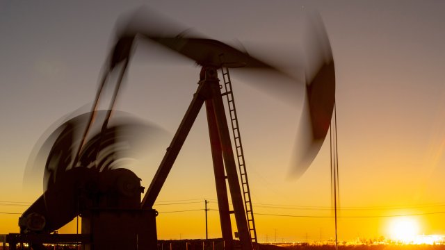 Экономическая неопределенность продолжает отрываться от цены на нефть*