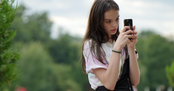 Доступ к смартфону в раннем возрасте повреждает разум ребенка