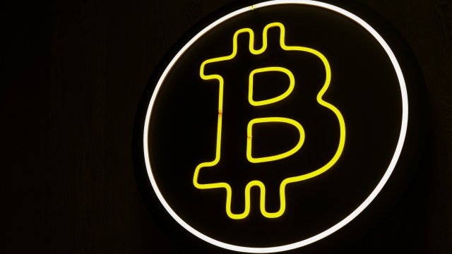 Биткойн достиг новой записи у подножия 112 000 долларов США
