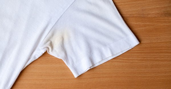4 способа удалить желтые пятна на одежде