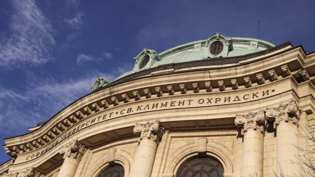 Парламент утвердил сокращение сборов за оплачиваемое обучение студентам