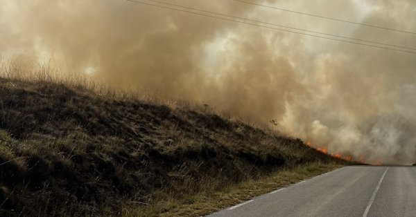 Огонь вспыхнул возле Карнобата - новости от dnes.bg