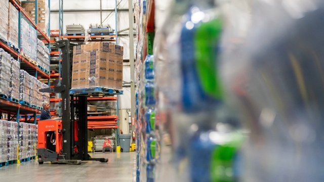 Поставщики услуг США сообщают о скромном росте в июне