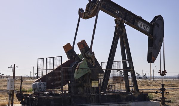 Нефть поднимается после признаков ужесточения на рынке