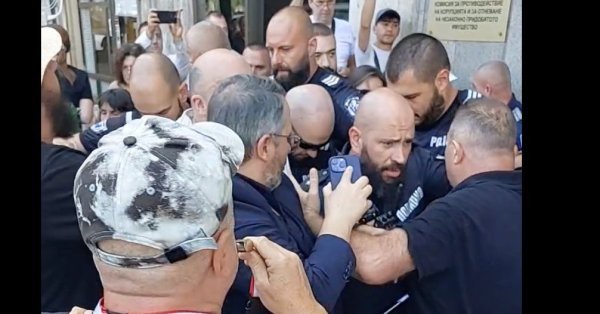 Боец протестовал перед КПК, достиг видео