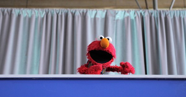 Взломал профиль Elmo в X и опубликовал серию антисемитских оскорблений