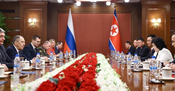 Оружие, яблоки, колбасы и работники: Северная Корея, чтобы помочь России