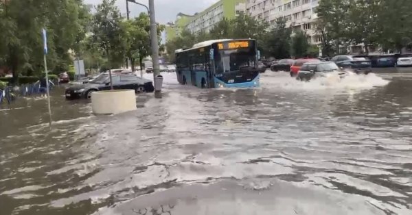 Женщина умерла во время шторма в Бухаресте, на нее упала крыша