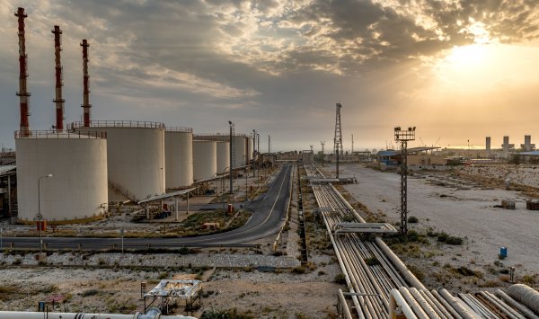 Во времена войны и санкций нефтяная промышленность Ирана процветает