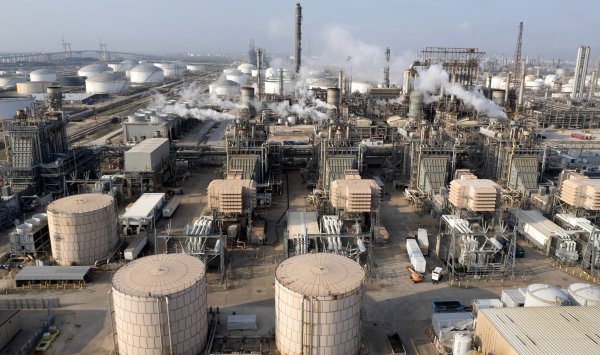Нефть сохраняет рост на фоне краткосрочных сигналов сжатия