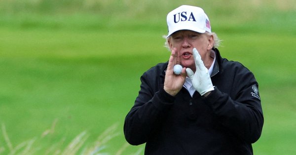 Снова фальшивая Америка снова: Трамп Гольф Кэдди тайно управляет мячом в призовом видео