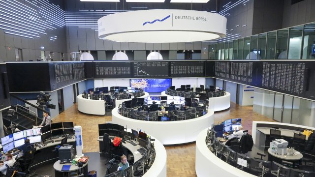 Сильные отчеты помогли европейским биржам сломать свой 4-дневный серию неудачников