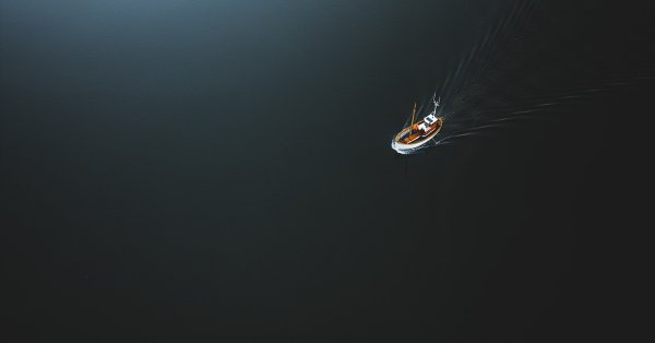 По меньшей мере 11 человек неизвестны после погружения лодки возле Индонезии