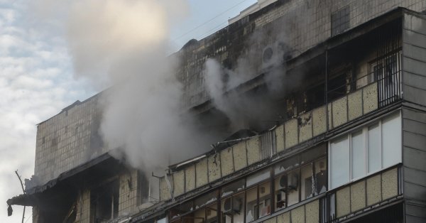 Восемь раненых в Киеве в российской атаке с беспилотниками и ракетами