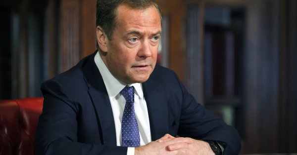 Медведев: Трамп "играет на ультиматуме" с Россией и может привести к войне