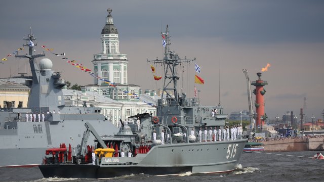 Россия отменила парад в день военно -морского флота, показал свой первый водяной беспилотник