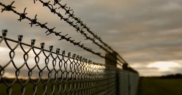 Заключенный сбежал в рюкзак своего освобожденного беглеца