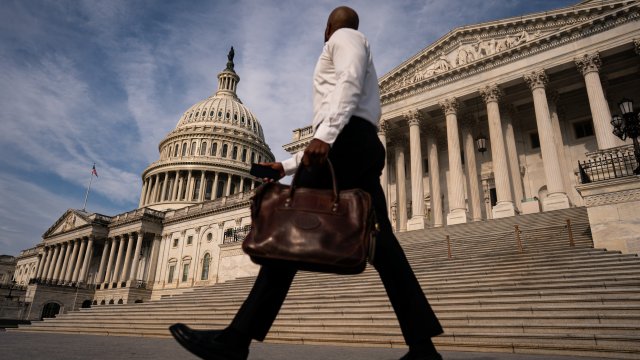 Сенат США принял законопроект Трампа на налоги и расходы