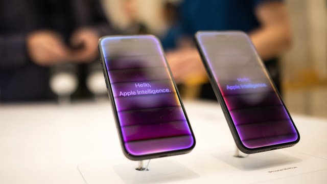 Акции Apple дешевле, и это растут призывы к изменению стратегии ИИ