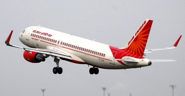 Самолет Air India вышел с трассы, пилоты потеряли контроль