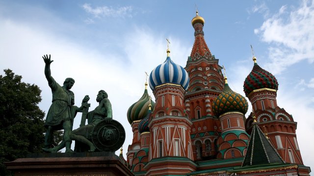 Кремль пренебрегает трещины в перегретой российской экономике, сосредотачиваясь на войне