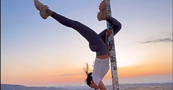 Тюрьма угрожает туристам, танцуя под пилон, поднимая видео с турецким флагом